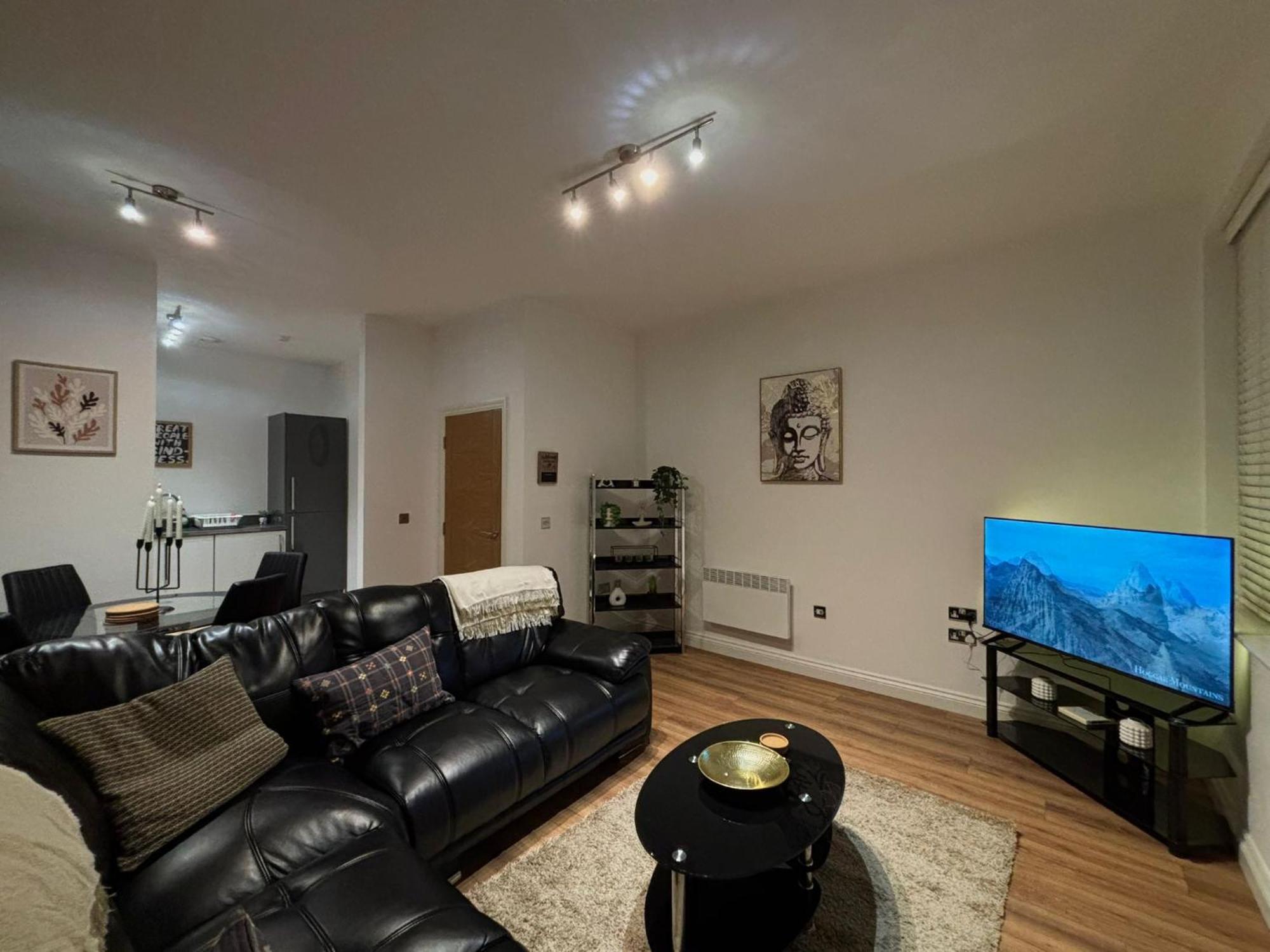 24-7 Secured City Centre Apartments With Free Underground Parking And Wifi 버밍엄 외부 사진