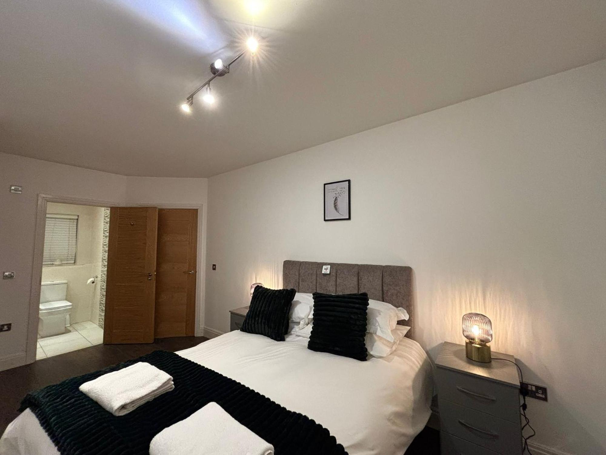 24-7 Secured City Centre Apartments With Free Underground Parking And Wifi 버밍엄 외부 사진