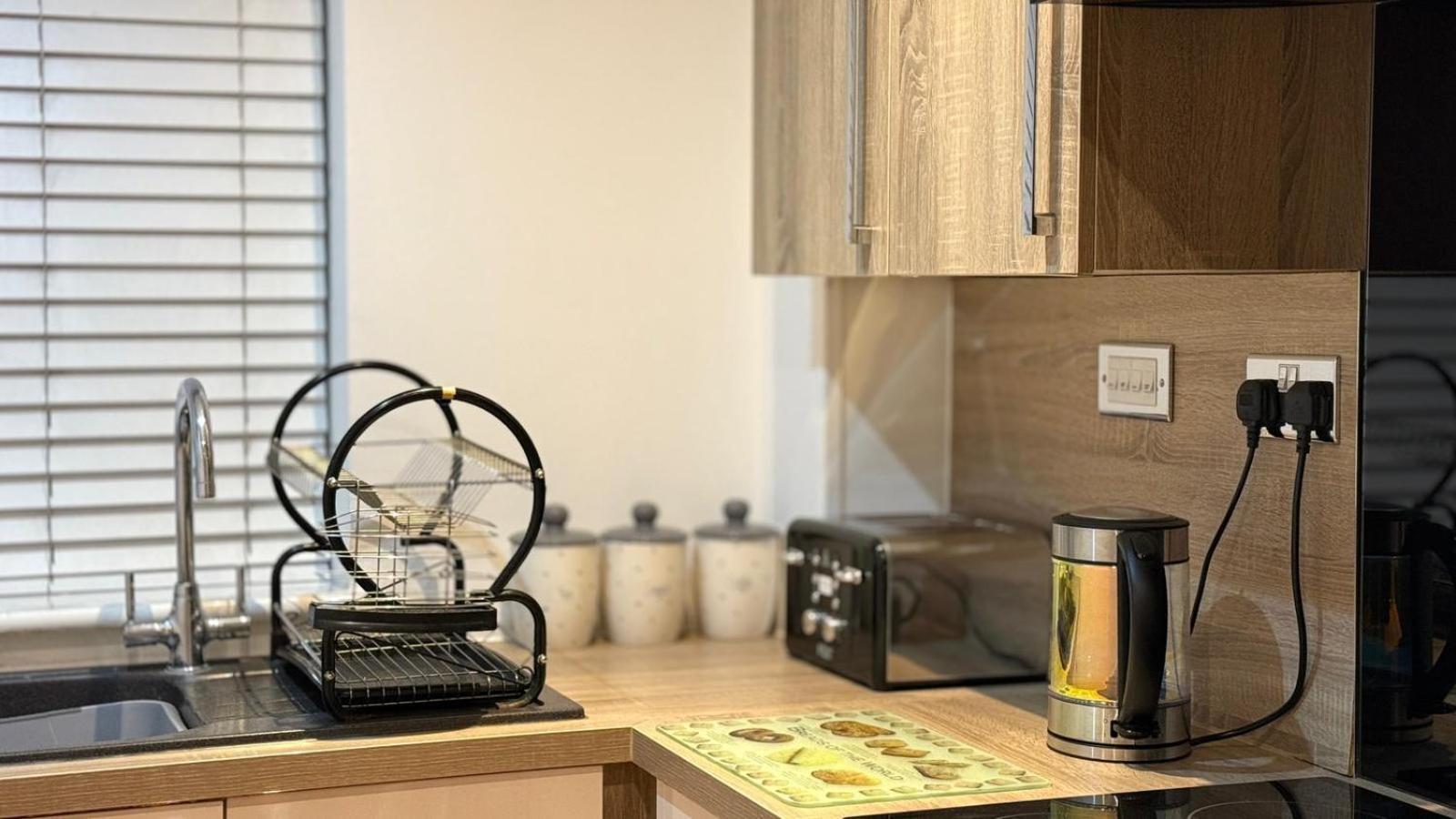 24-7 Secured City Centre Apartments With Free Underground Parking And Wifi 버밍엄 외부 사진