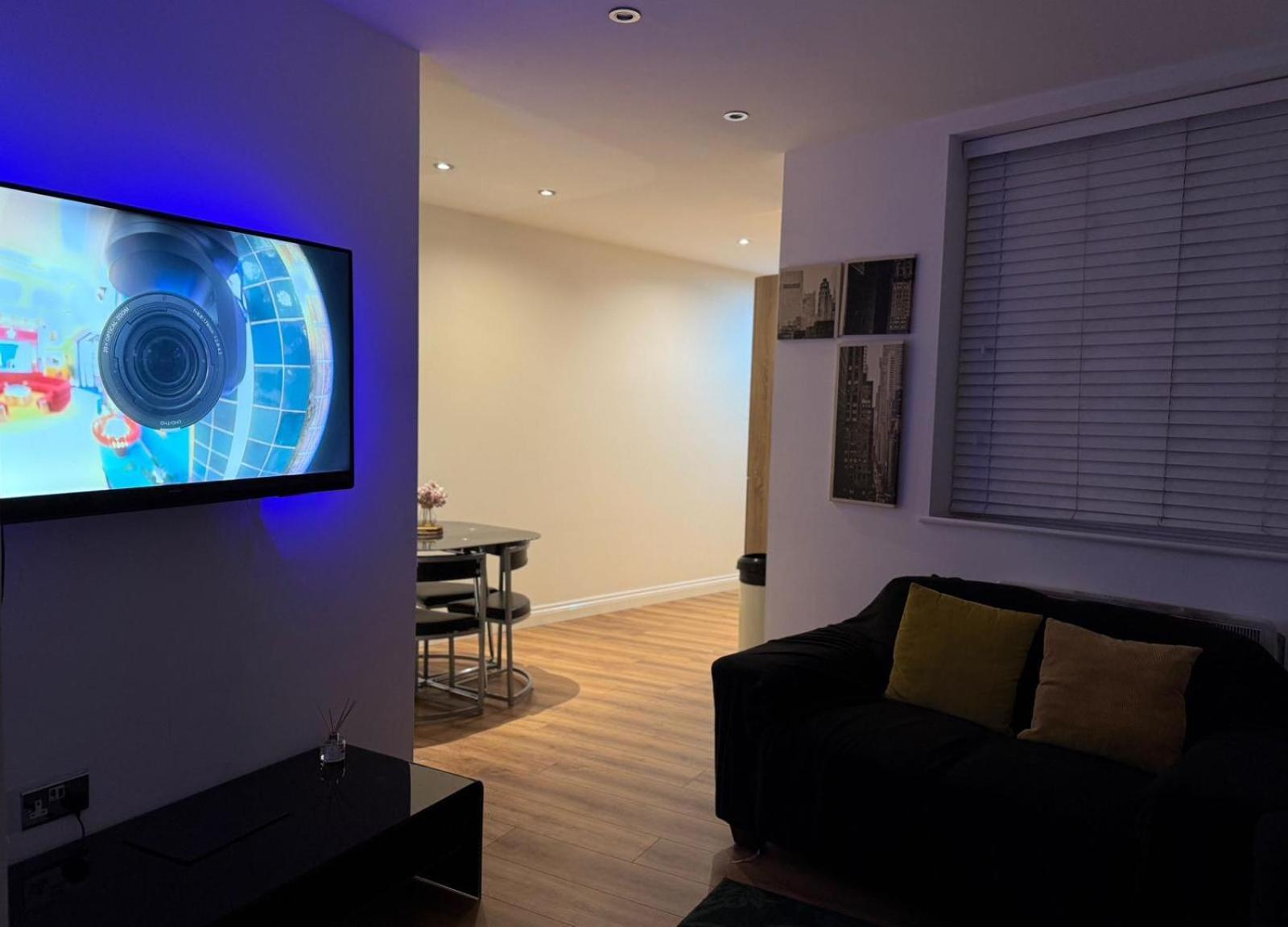 24-7 Secured City Centre Apartments With Free Underground Parking And Wifi 버밍엄 외부 사진
